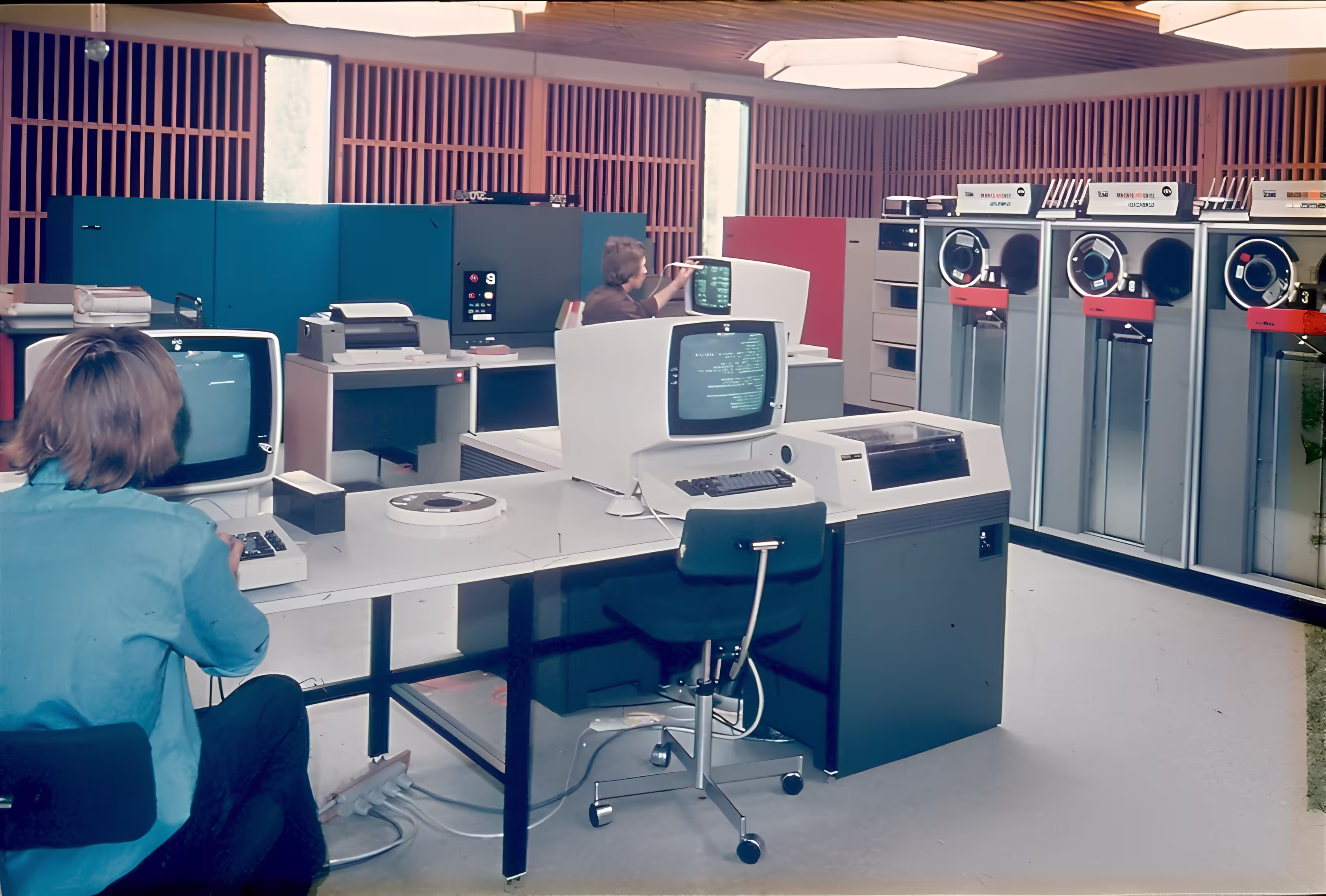 Maskinstuen på Sygehusdatacentret i 1978 — IBM/360-systemer (Foto: Jens Grønlund)