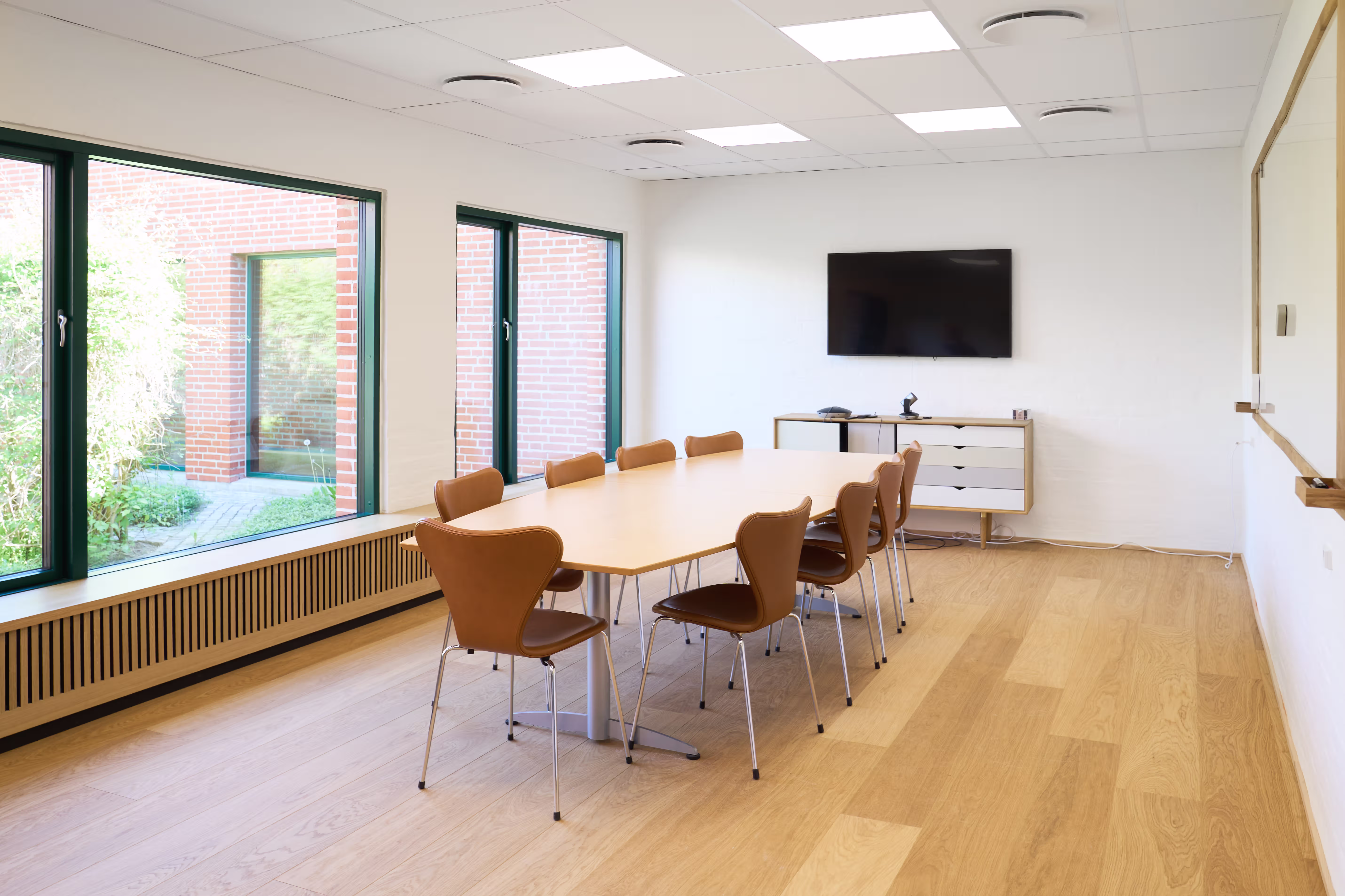 Konferencelokale med udsigt til gårdhave i POP2 Aarhus